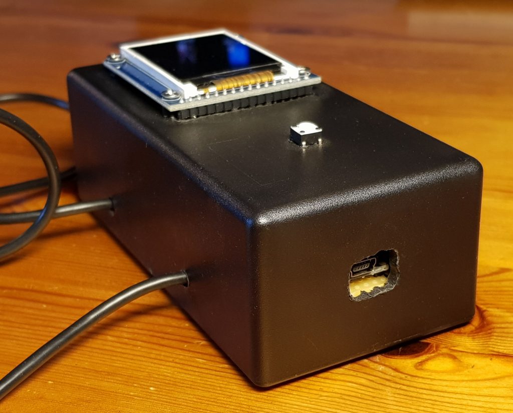 Die Haupteinheit des Pong for Arduino mit Zugang zum USB Anschluss. 