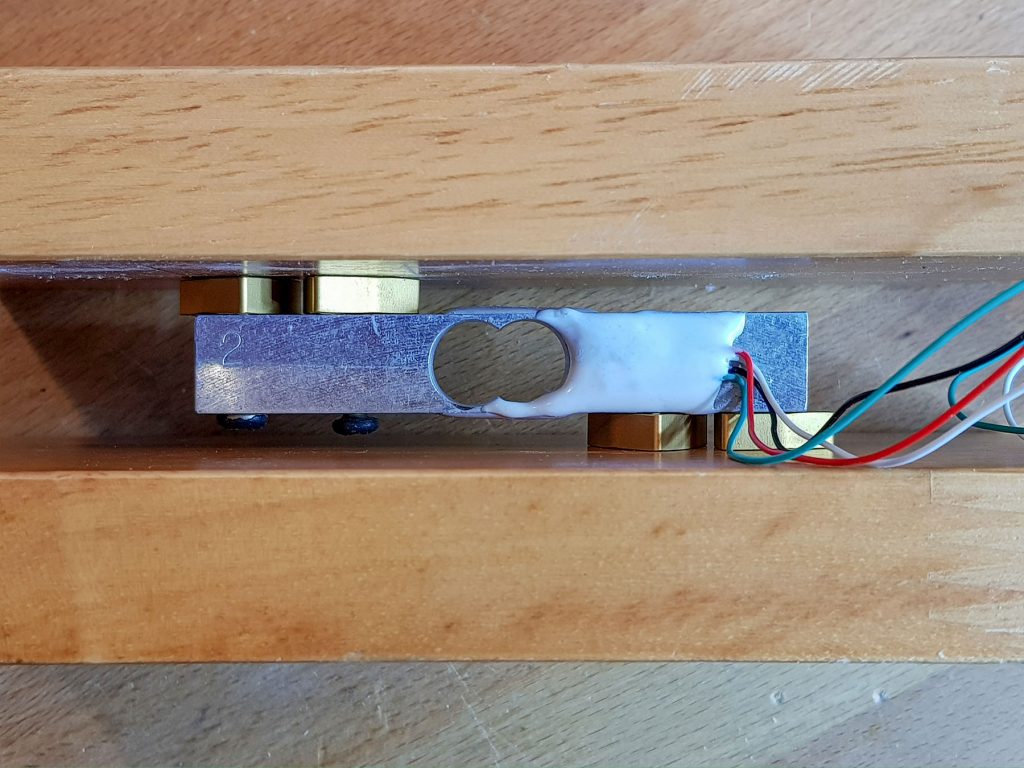 The load cell with spacers between two boards 